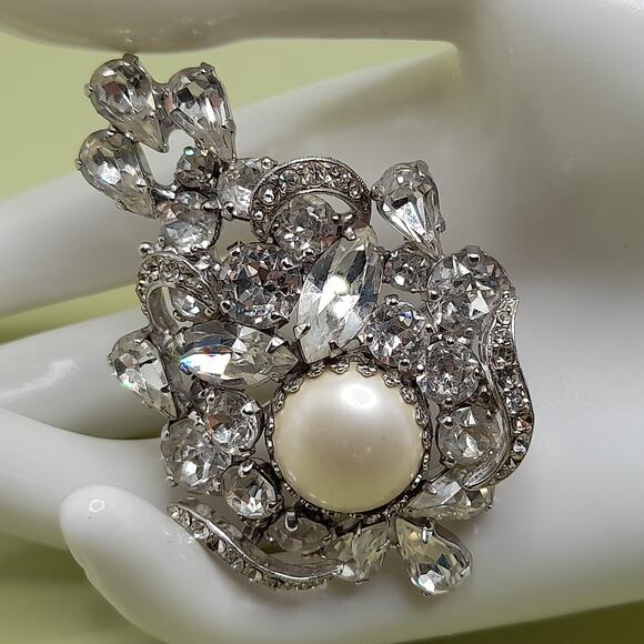 Vintage Weiss Wedding Brooch, Clear Rhinestones, Rhodium Plated, 2 1/2 In - Picture 6 of 10